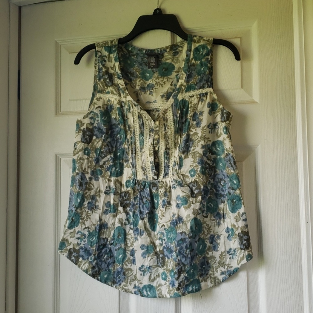 💙SALE💙 Covington Floral Top with Lace Details